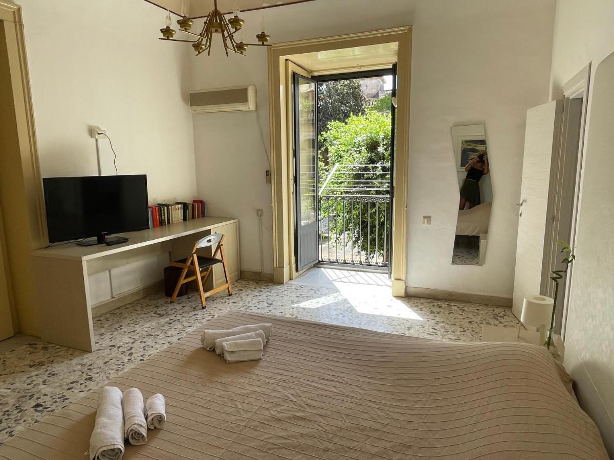 Bed&Books Isabella Bed and Breakfast Catania Esterno foto