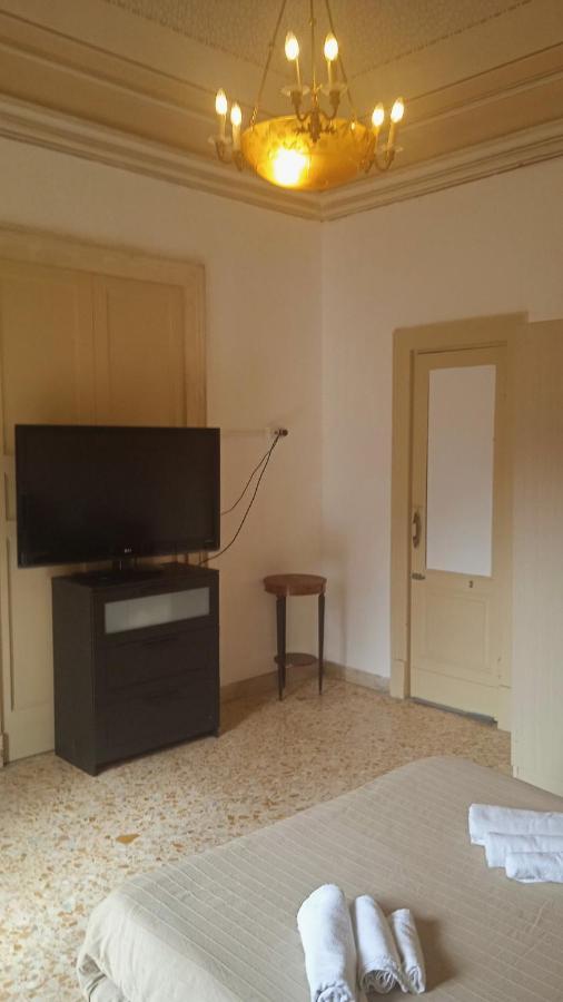 Bed&Books Isabella Bed and Breakfast Catania Esterno foto